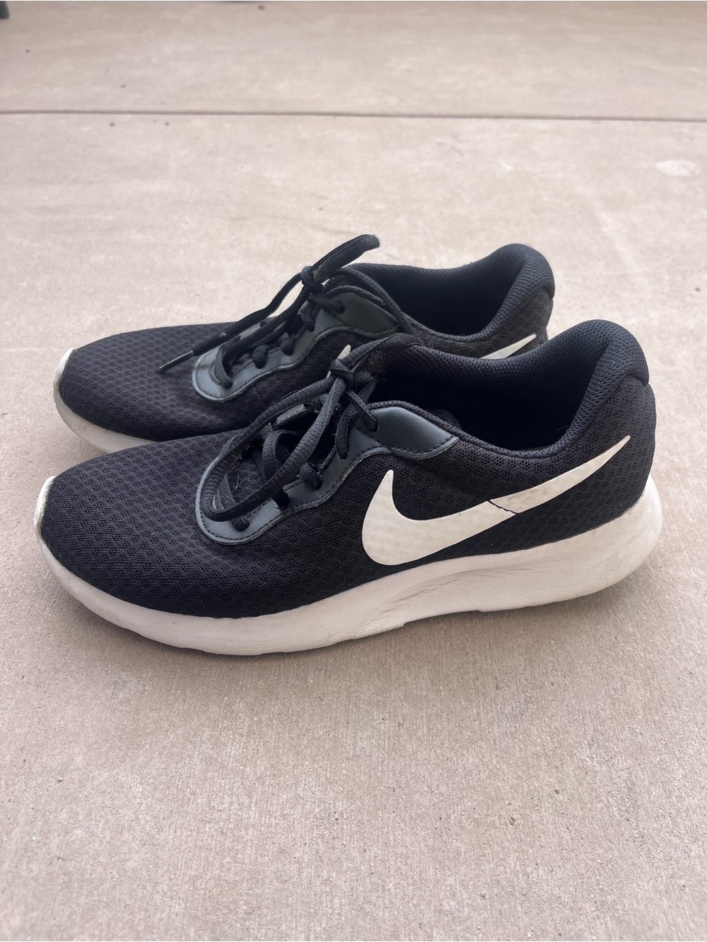Nike Tanjun  Black and White Athletic Sneakers- Womens 8.5